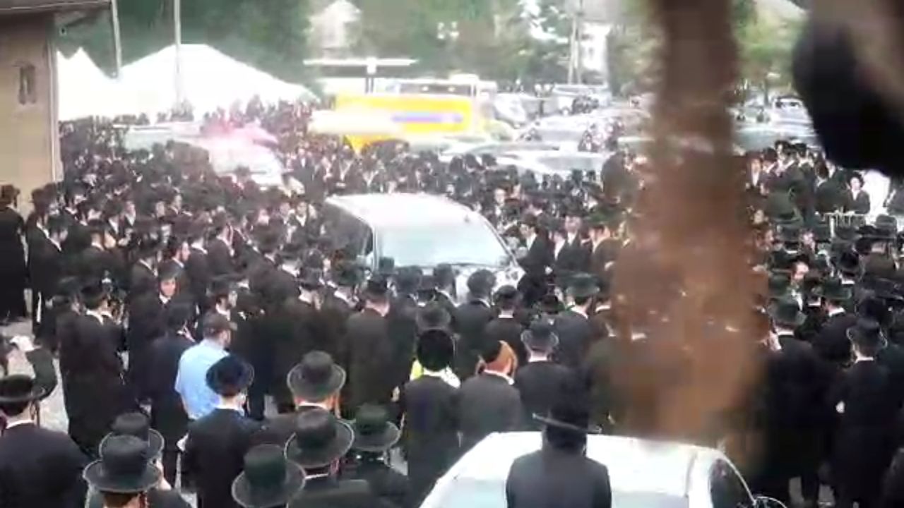 כך הצטופפו החסידים סביב האדמו"ר מהר"י מסאטמר • צפו