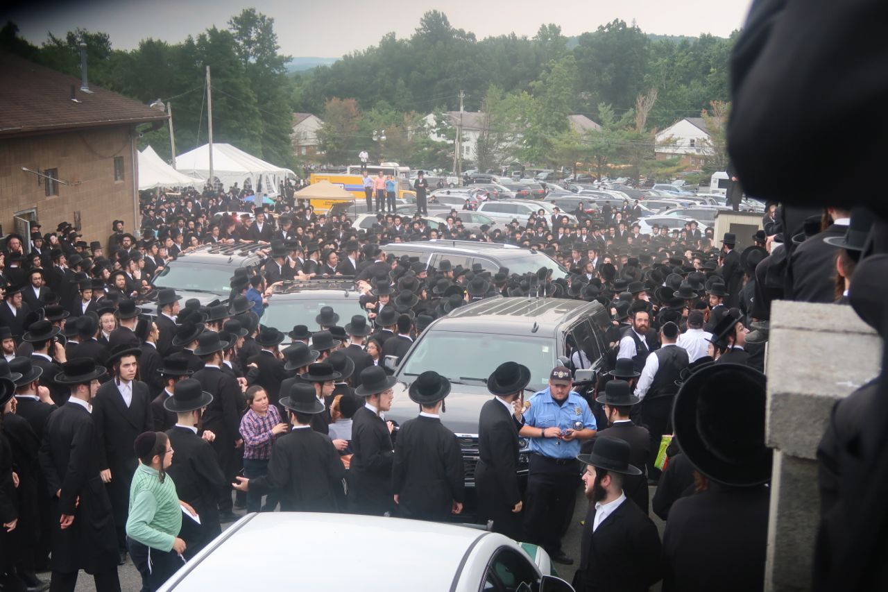 כך הצטופפו החסידים סביב האדמו"ר מהר"י מסאטמר • צפו