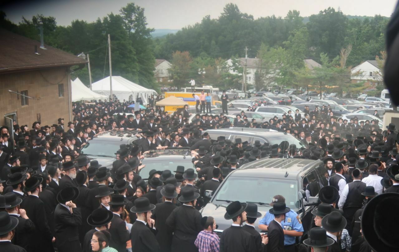 כך הצטופפו החסידים סביב האדמו"ר מהר"י מסאטמר • צפו