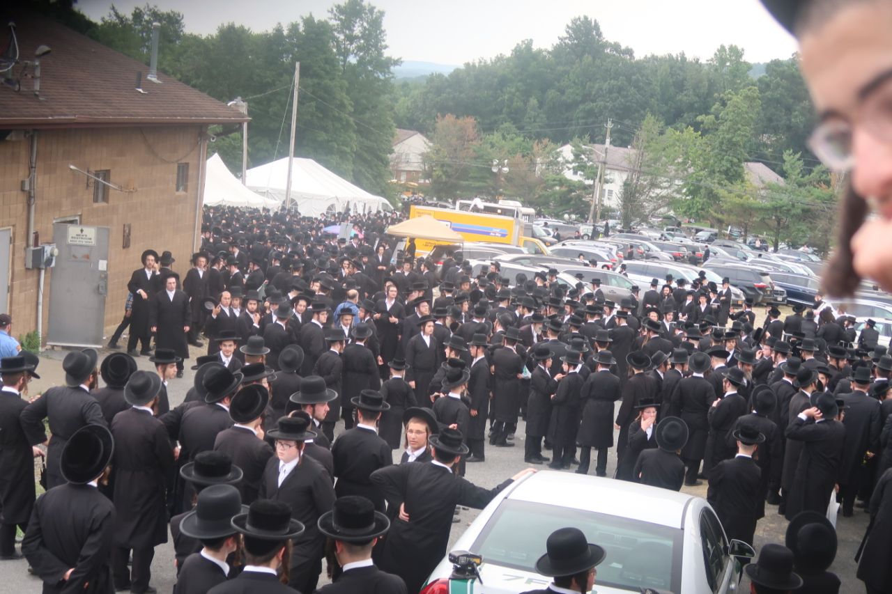 כך הצטופפו החסידים סביב האדמו"ר מהר"י מסאטמר • צפו