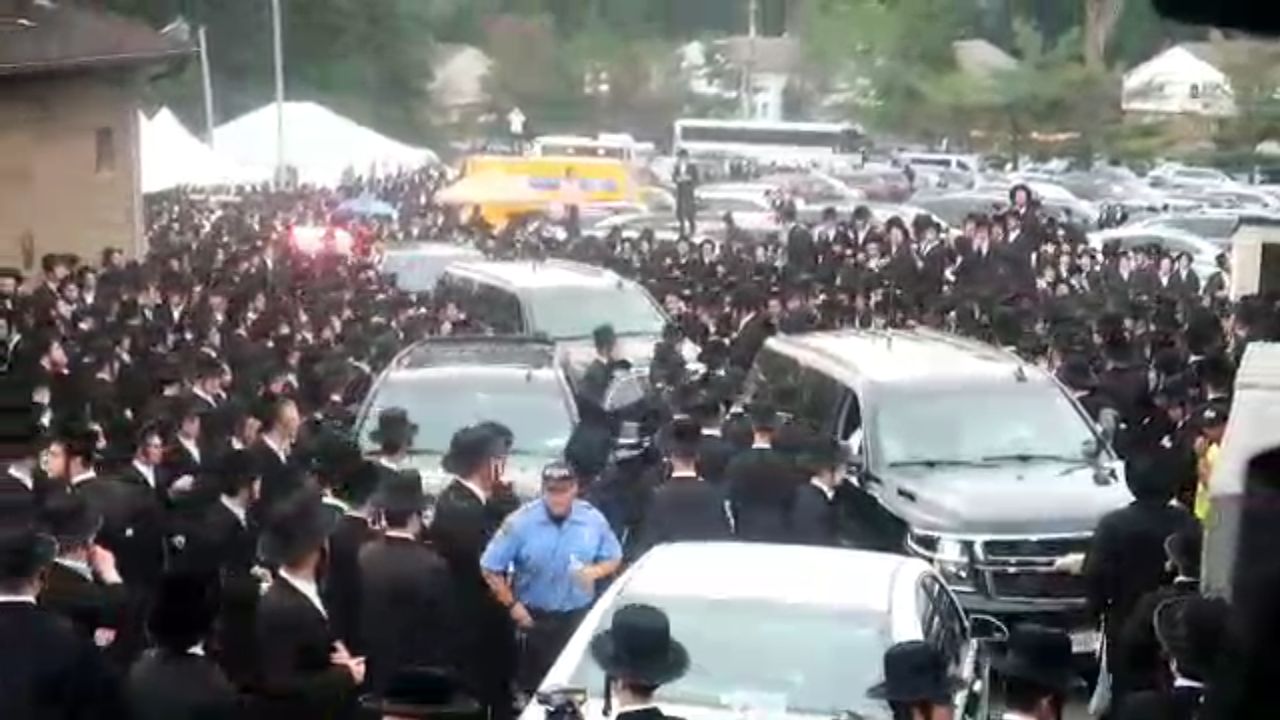 כך הצטופפו החסידים סביב האדמו"ר מהר"י מסאטמר • צפו