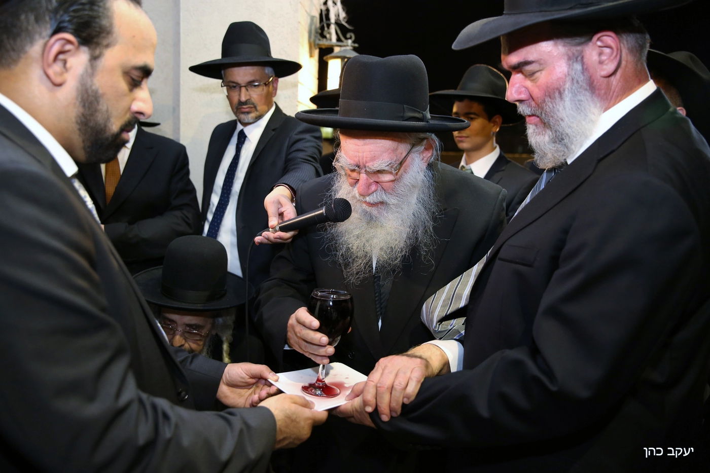 רבה של בני ברק הגר"ש קורח חיתן את נכדתו • גלריה