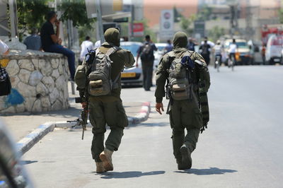 כוחות הימ"מ פשטו על השכונה החרדית גבעת שאול • צפו