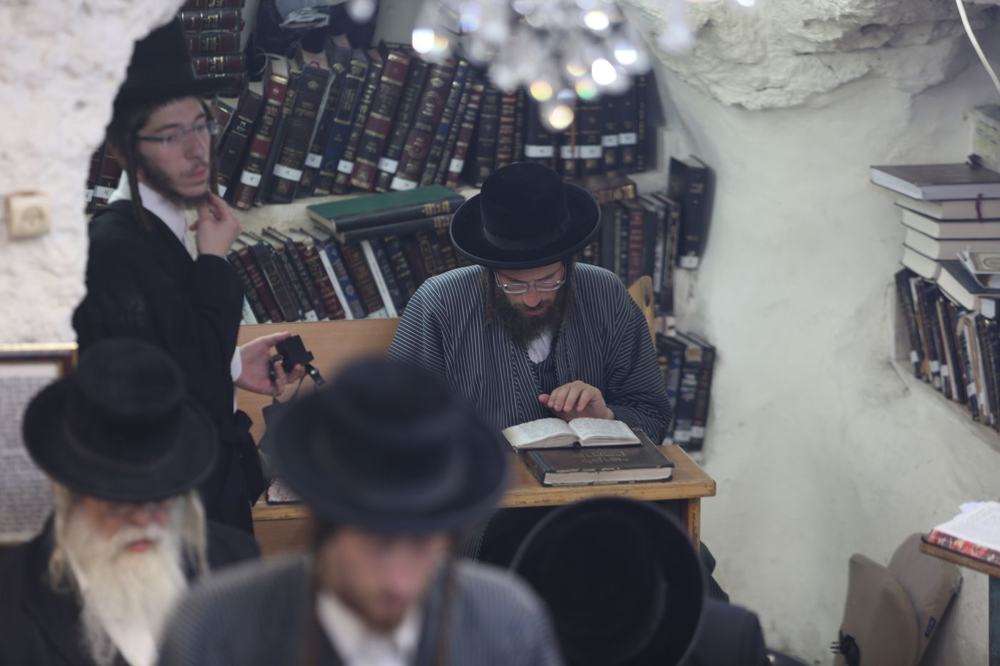 לקראת חודש אלול: המונים עלו לקבר שמעון הצדיק