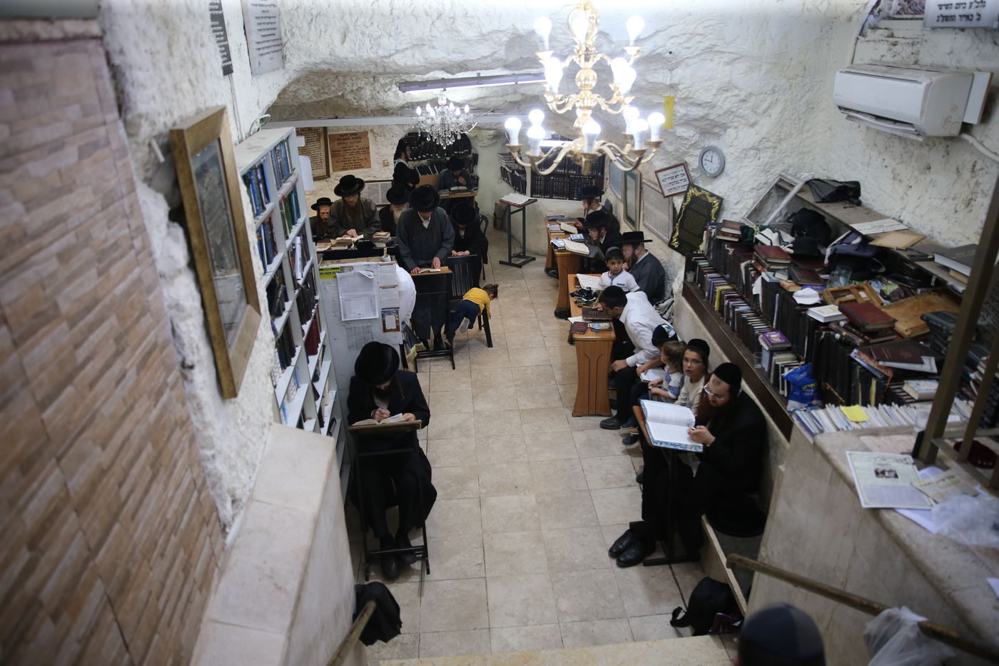 לקראת חודש אלול: המונים עלו לקבר שמעון הצדיק