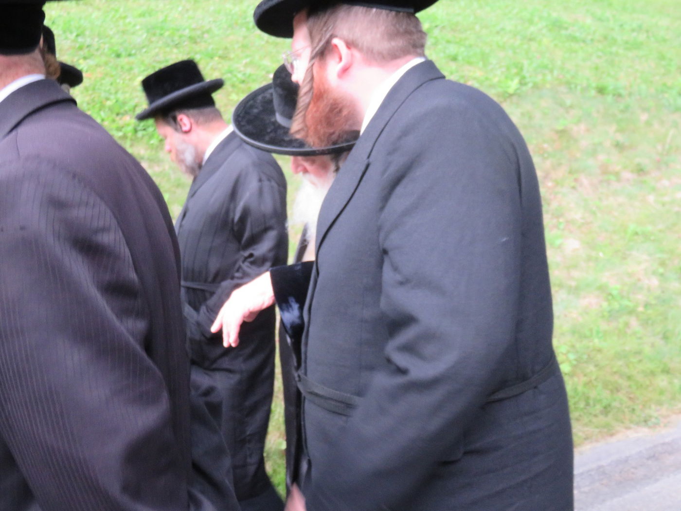 הנופש של האדמו"ר מתולדות אברהם יצחק בדאבוס שבשוויץ • תיעוד