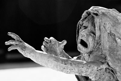 ילדה יהודיה בוכה - אנדרטה לזכר השואה