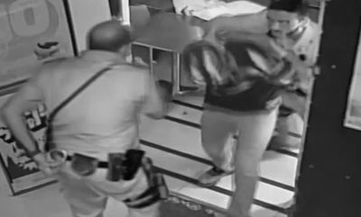 הפורצים נעצרו על חם באמצע הגניבה. צפו