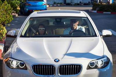 אריסון עם עורך דינה בצאתה מהחקירה