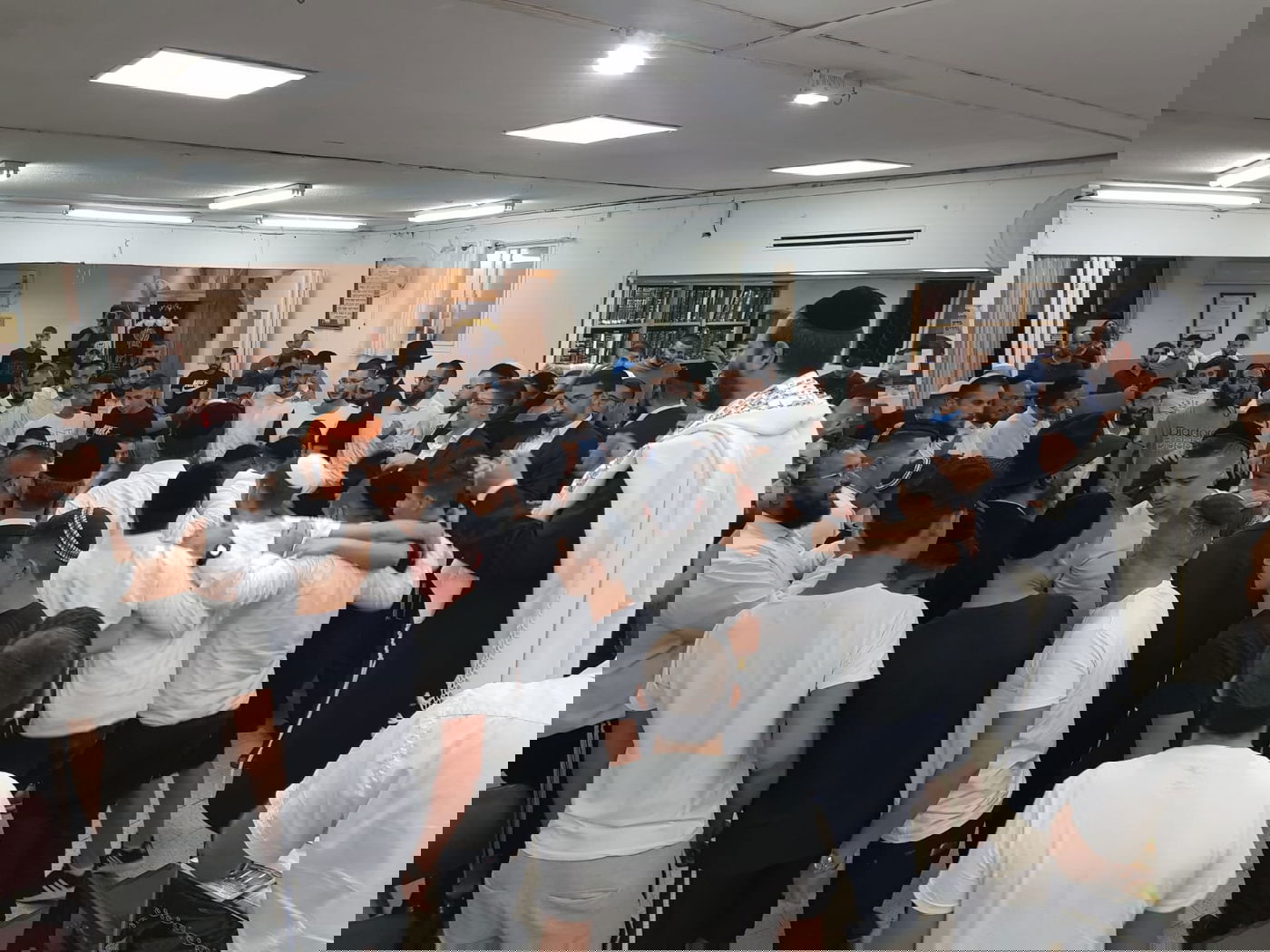 באר שבע: מאות זעקו בסליחות עם הרב בצרי • צפו