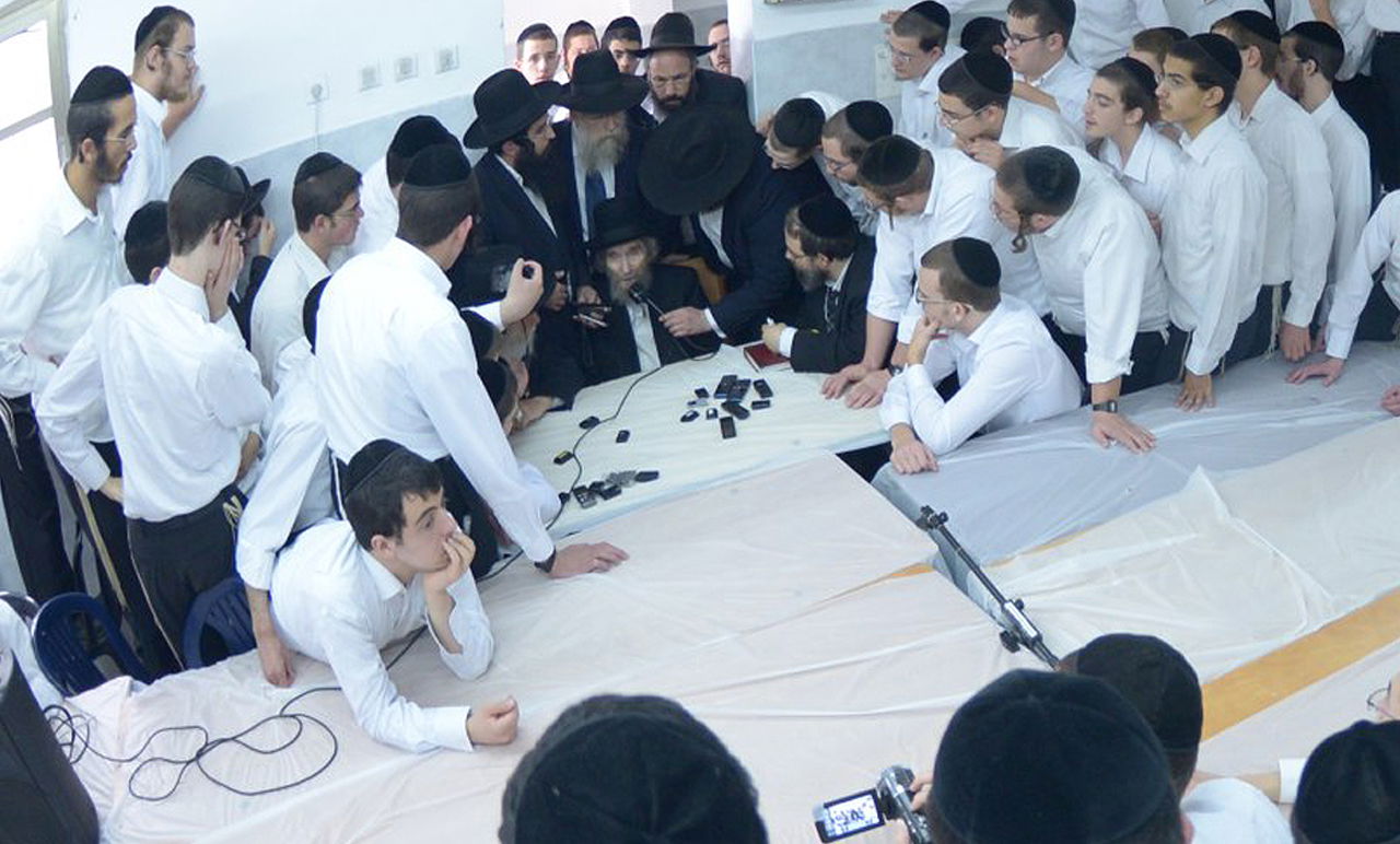 מרן הרב שטיינמן זצ"ל במסירת שיעור. ארכיון