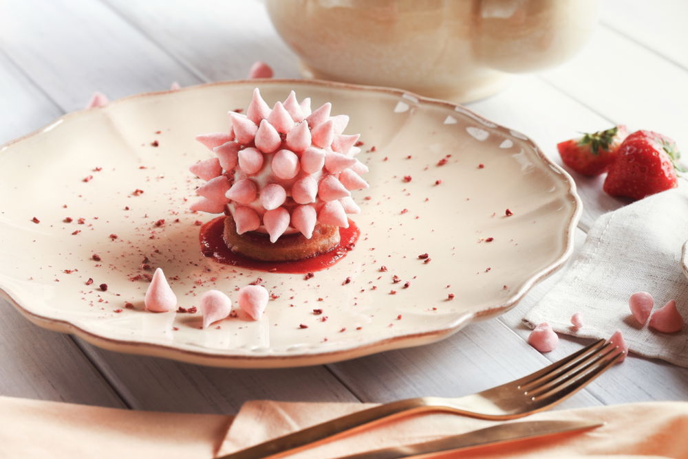 הצעת הגשה: לזלף תלולית קצת על עוגת ספוג ולהצמיד מיני נשיקות