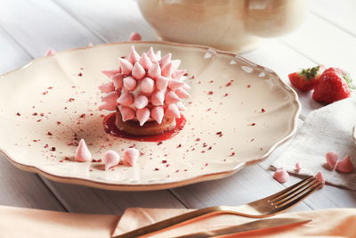 הצעת הגשה: לזלף תלולית קצת על עוגת ספוג ולהצמיד מיני נשיקות