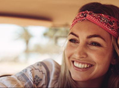 כי בנדנה נכונה גורמת לנו לחייך.