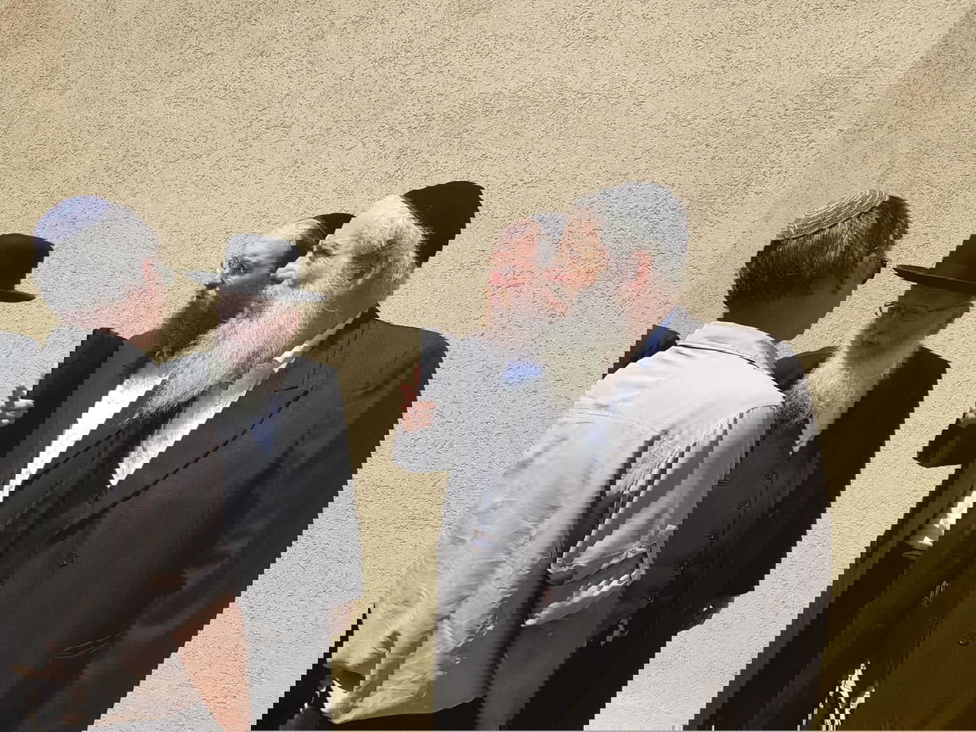 ליצמן התבדח: 'יש פוליטיקאים שמקומם בתוך כלוב'