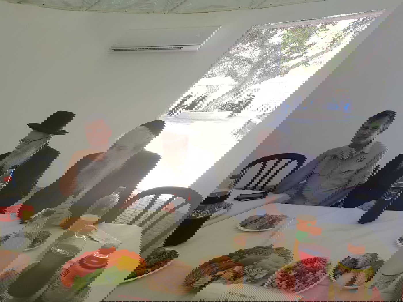 ליצמן התבדח: 'יש פוליטיקאים שמקומם בתוך כלוב'