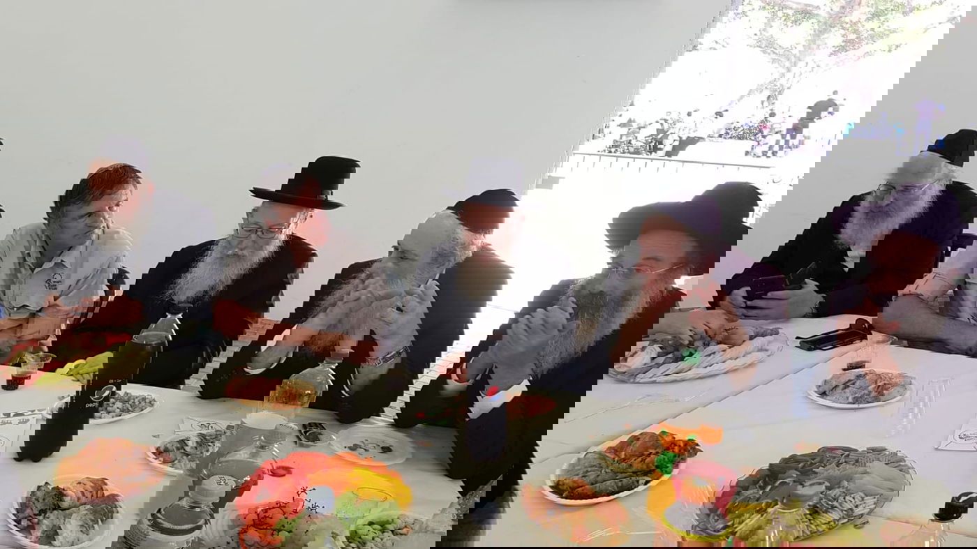 ליצמן התבדח: 'יש פוליטיקאים שמקומם בתוך כלוב'