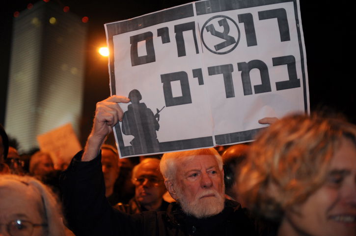 אבנרי בהפגנה נגד גדר ההפרדה