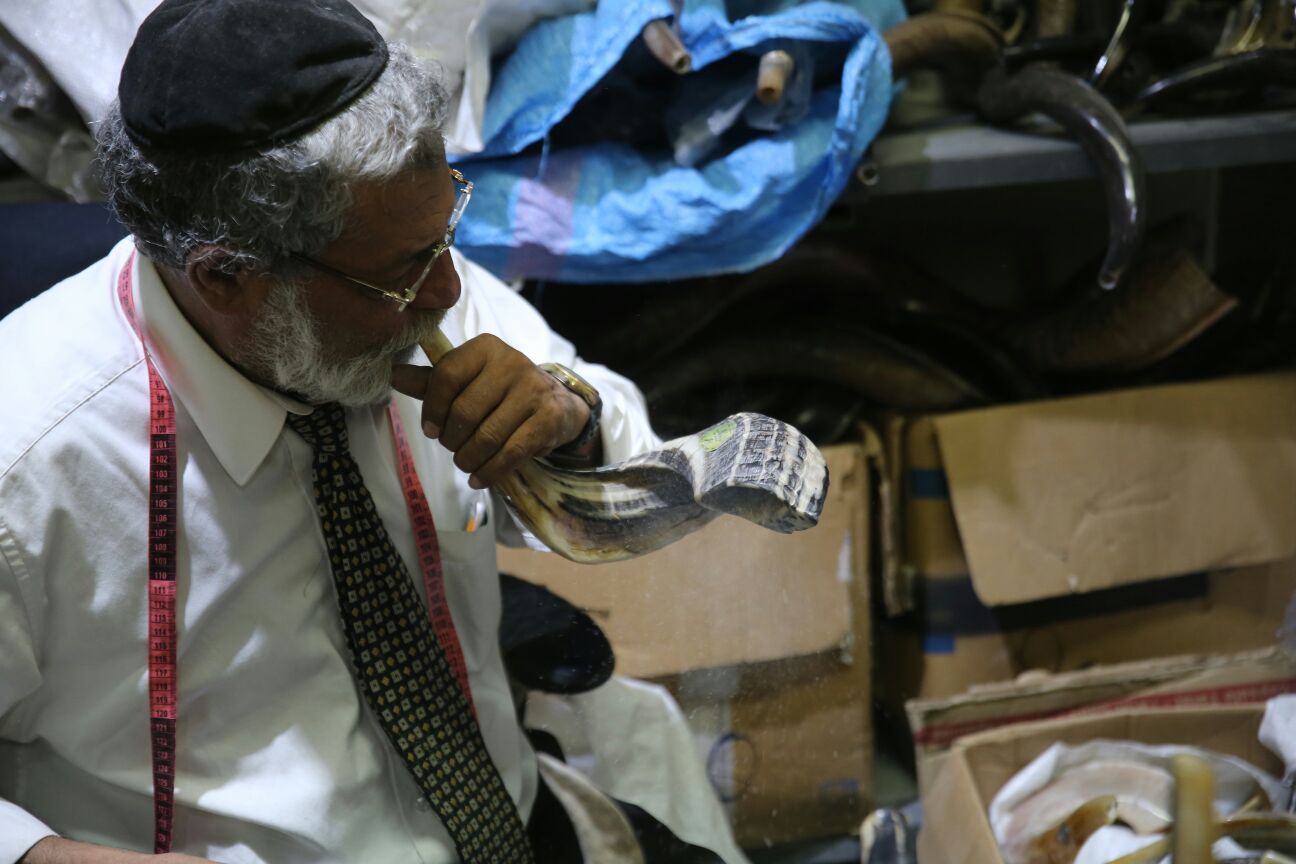 כך מכינים את השופרות לראש השנה • תיעוד