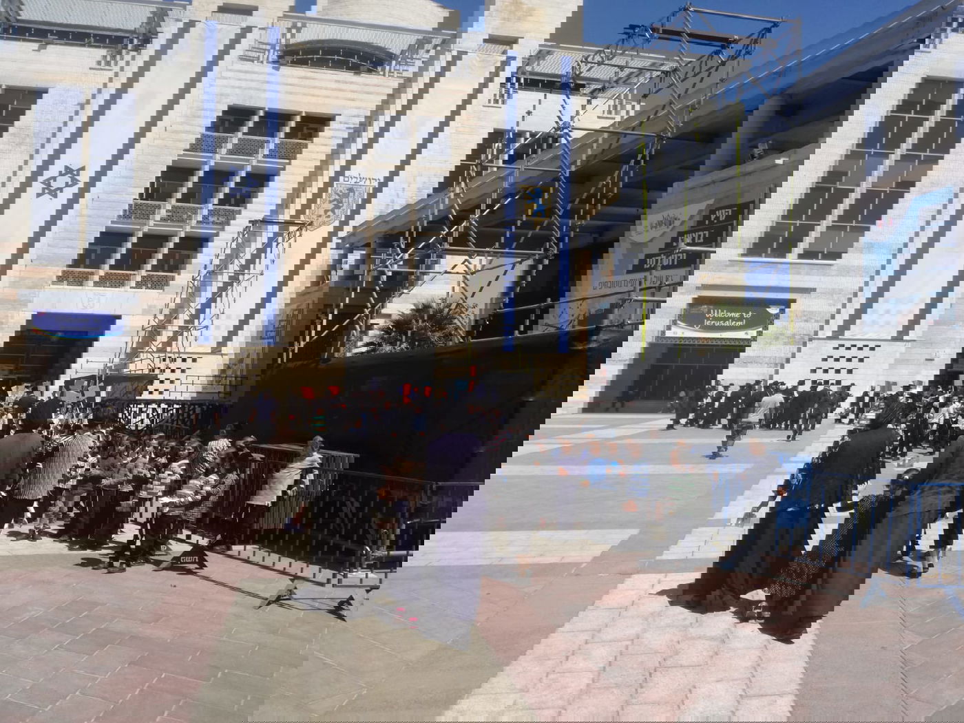 מחאה בכיכר ספרא: "זרקו אותנו כי אנחנו חוזרים בתשובה"