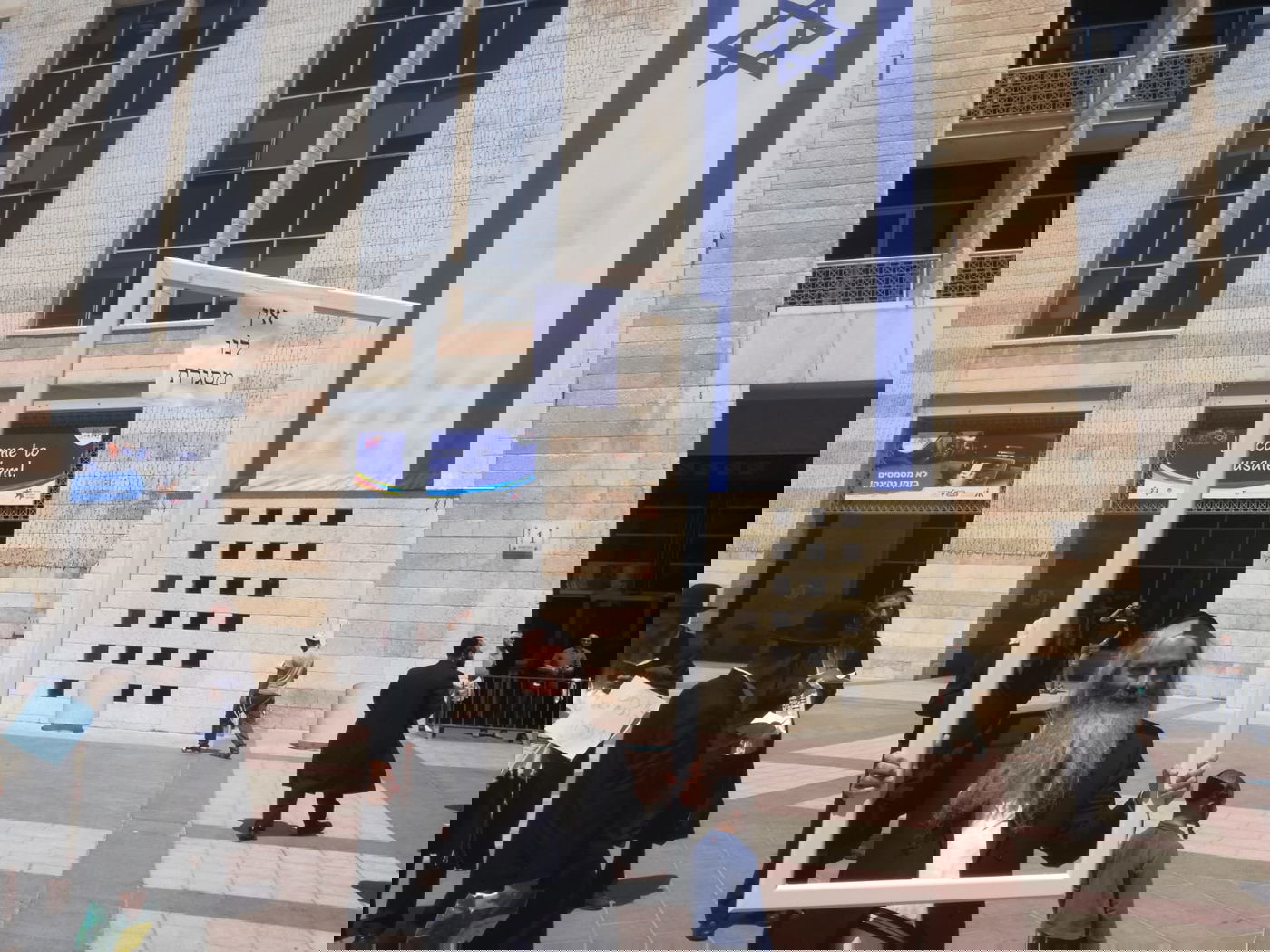 מחאה בכיכר ספרא: "זרקו אותנו כי אנחנו חוזרים בתשובה"