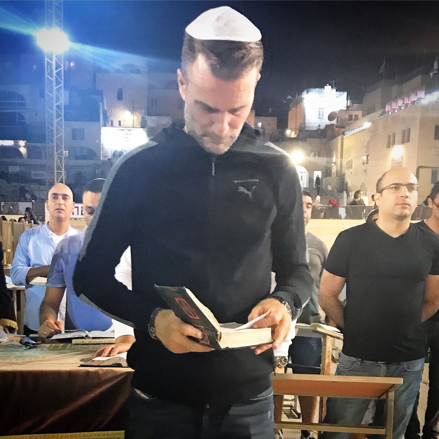 קובי אפללו ושוער הנבחרת מבקשים סליחה בכותל