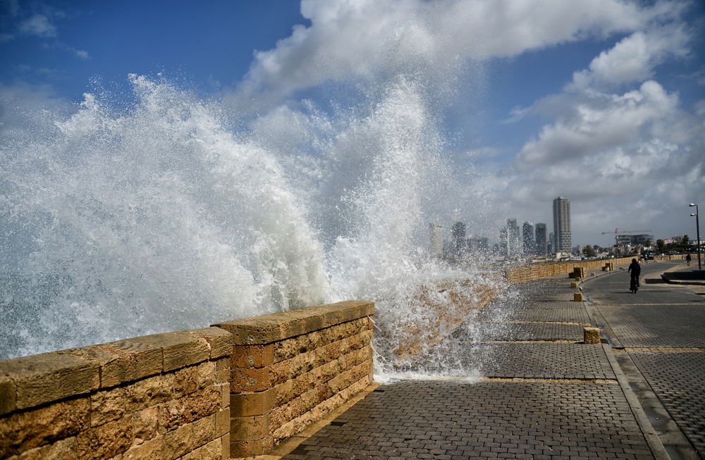 גלים מתנפצים על החוף ביפו