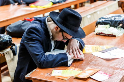 תלמיד חב"ד ב-770. למצולם אין קשר לכתבה