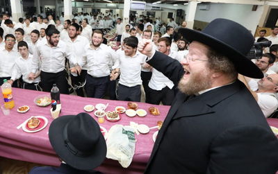 הגרש"ב סורוצקין ובחורים. ארכיון