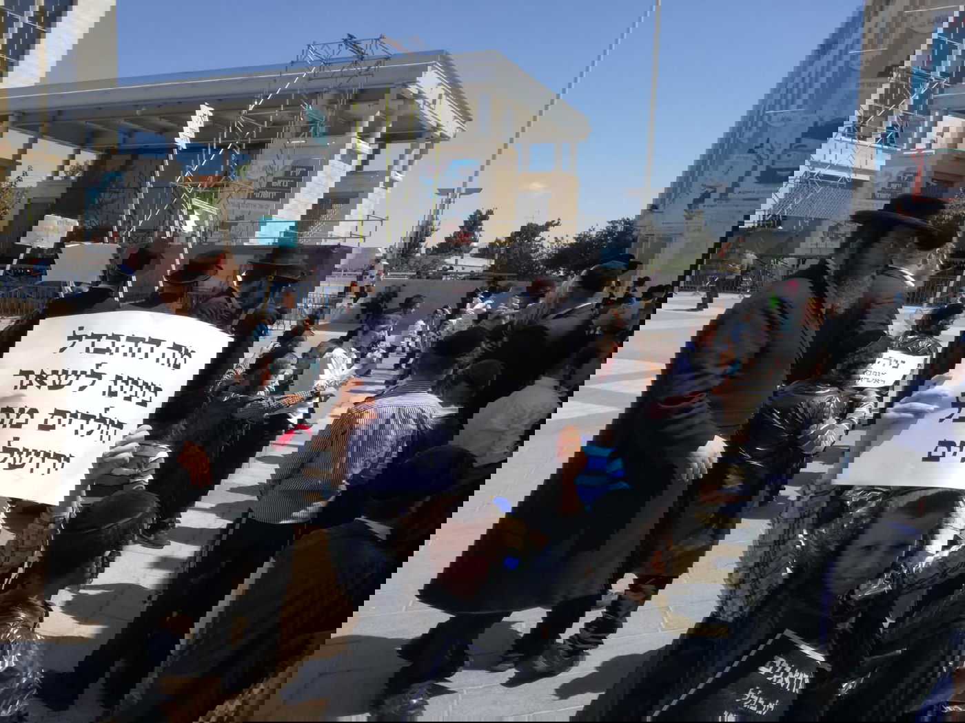 ילדים בתוך שקיות: "גירשו אותנו בגלל שאנחנו שחורים"