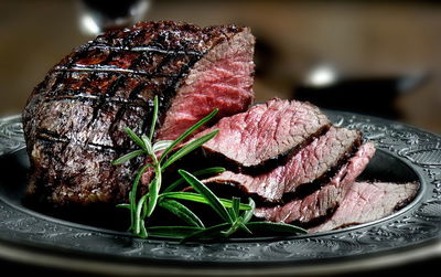 נתח אנטריקוט ברוזמרין עם ירקות שורש צלויים