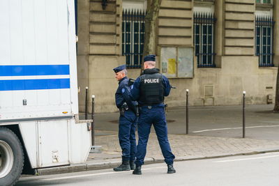 שוטרים בטראפ