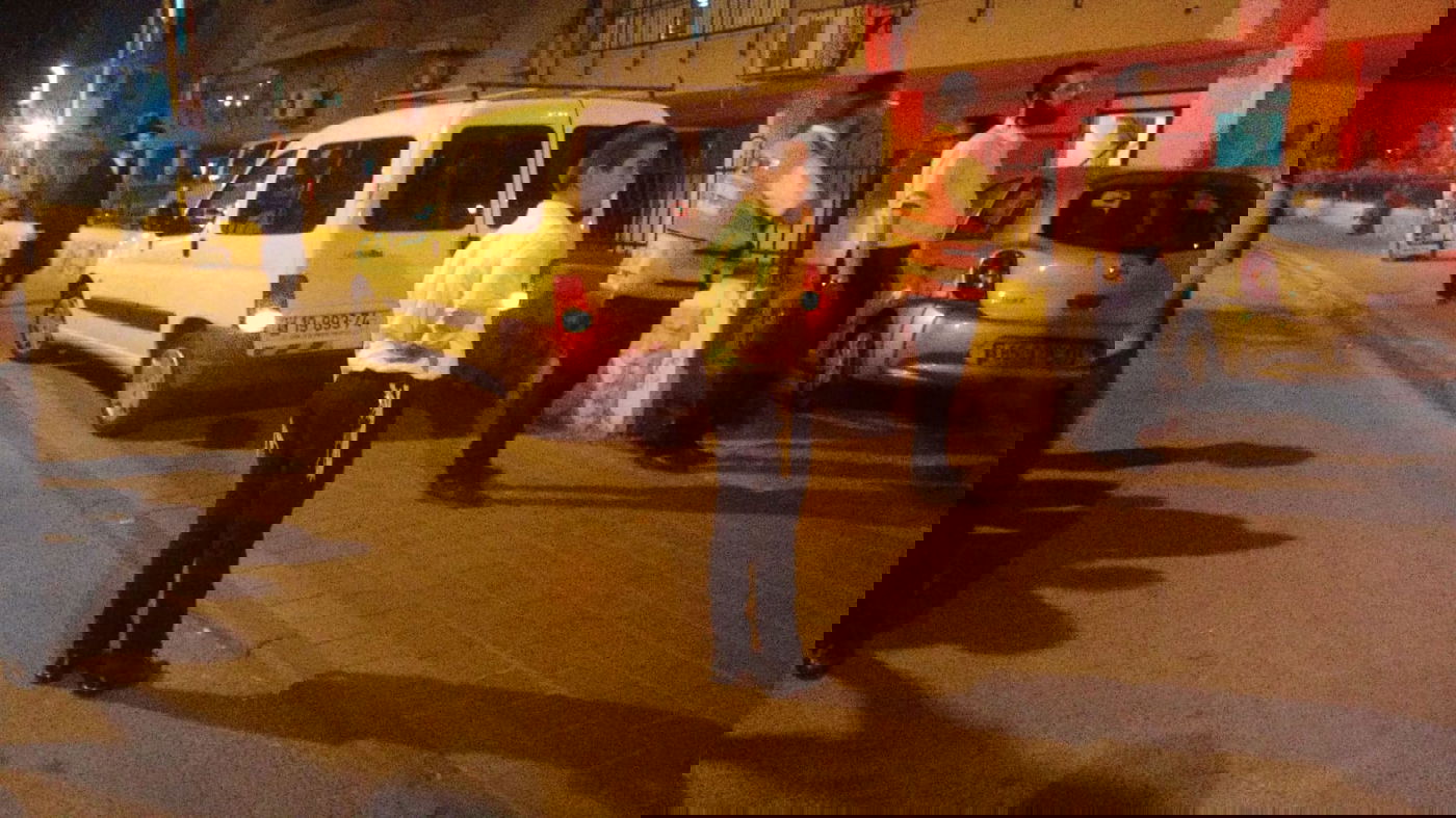 מחוץ לבית הפצוע, הערב