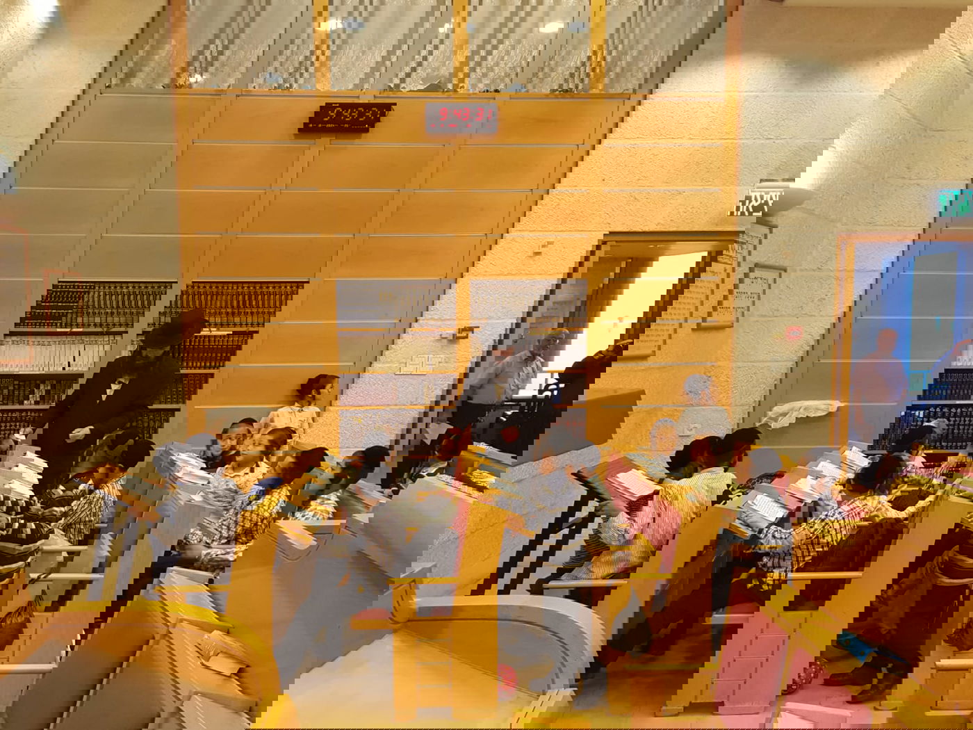 הילדים לומדים בבית הכנסת שבבנין העירייה