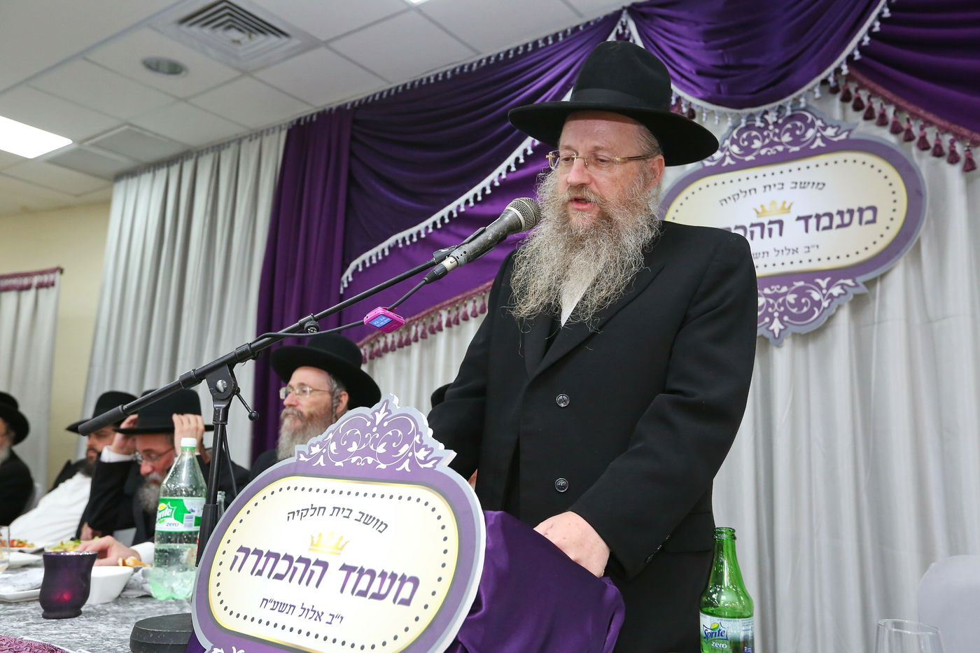 מרגש: הרב הצעיר הוכתר במקום אביו • צפו