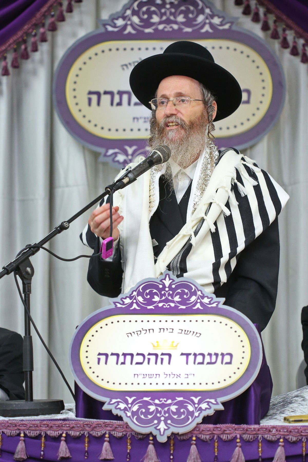 מרגש: הרב הצעיר הוכתר במקום אביו • צפו