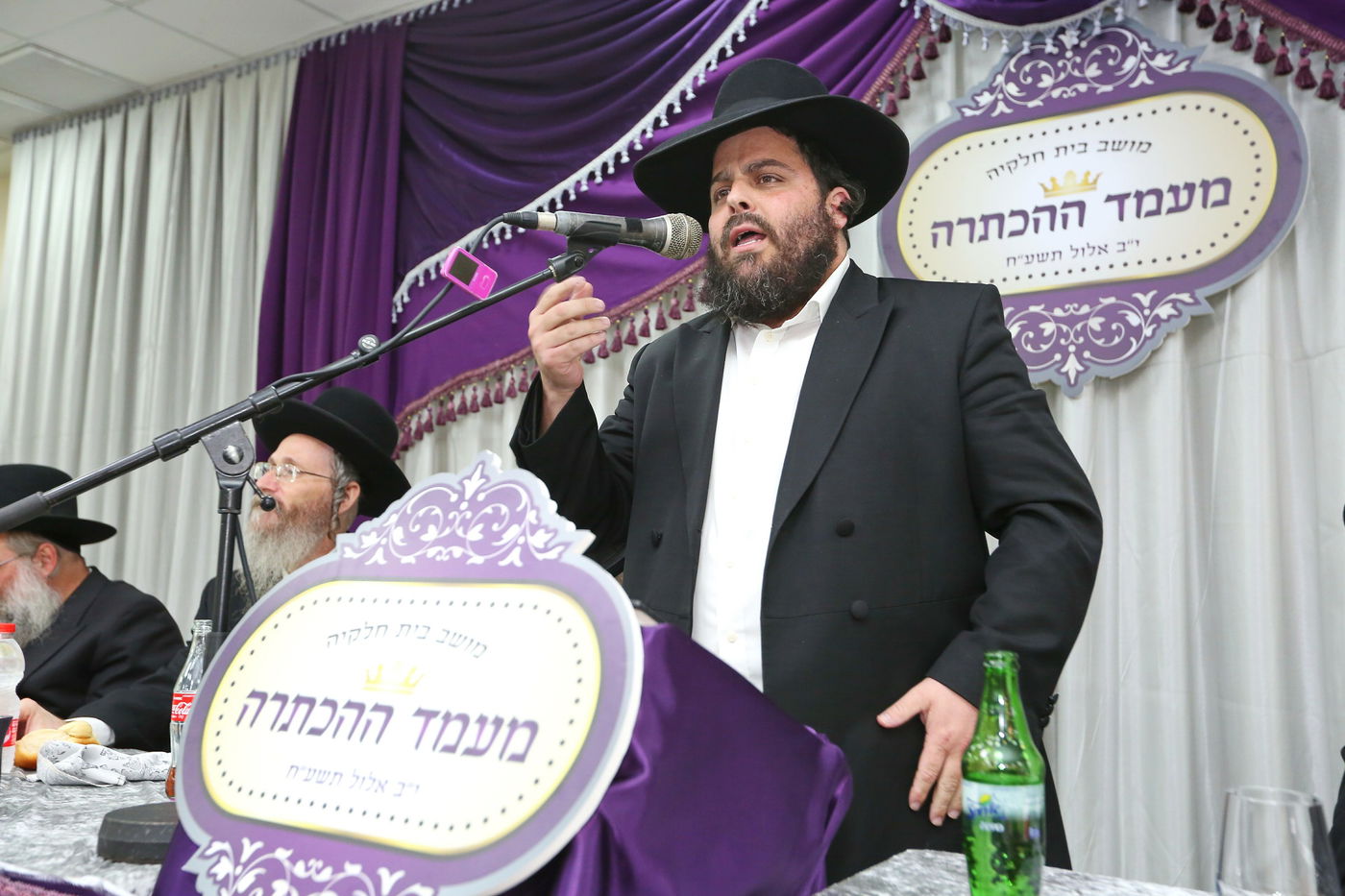 מרגש: הרב הצעיר הוכתר במקום אביו • צפו