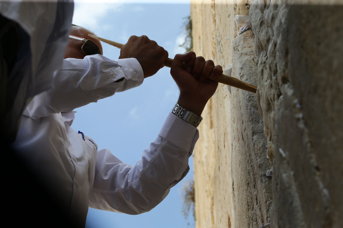 אבני הכותל נבדקו ב'אולטראסאונד'; הפתקים נשלפו במקל