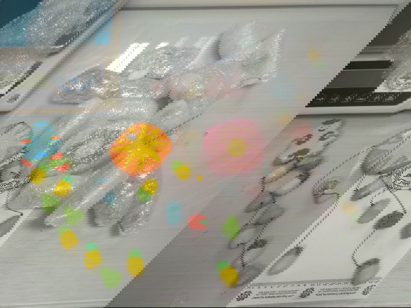 החשיש המסוכן הוסתר במובייל לתינוק • צפו