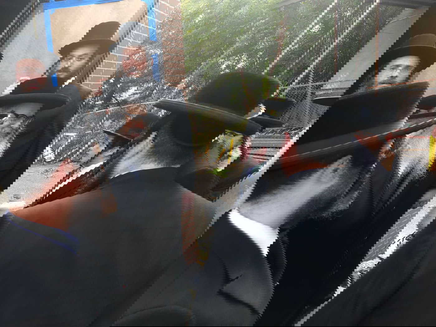 האדמו"ר, בכניסה לאולם