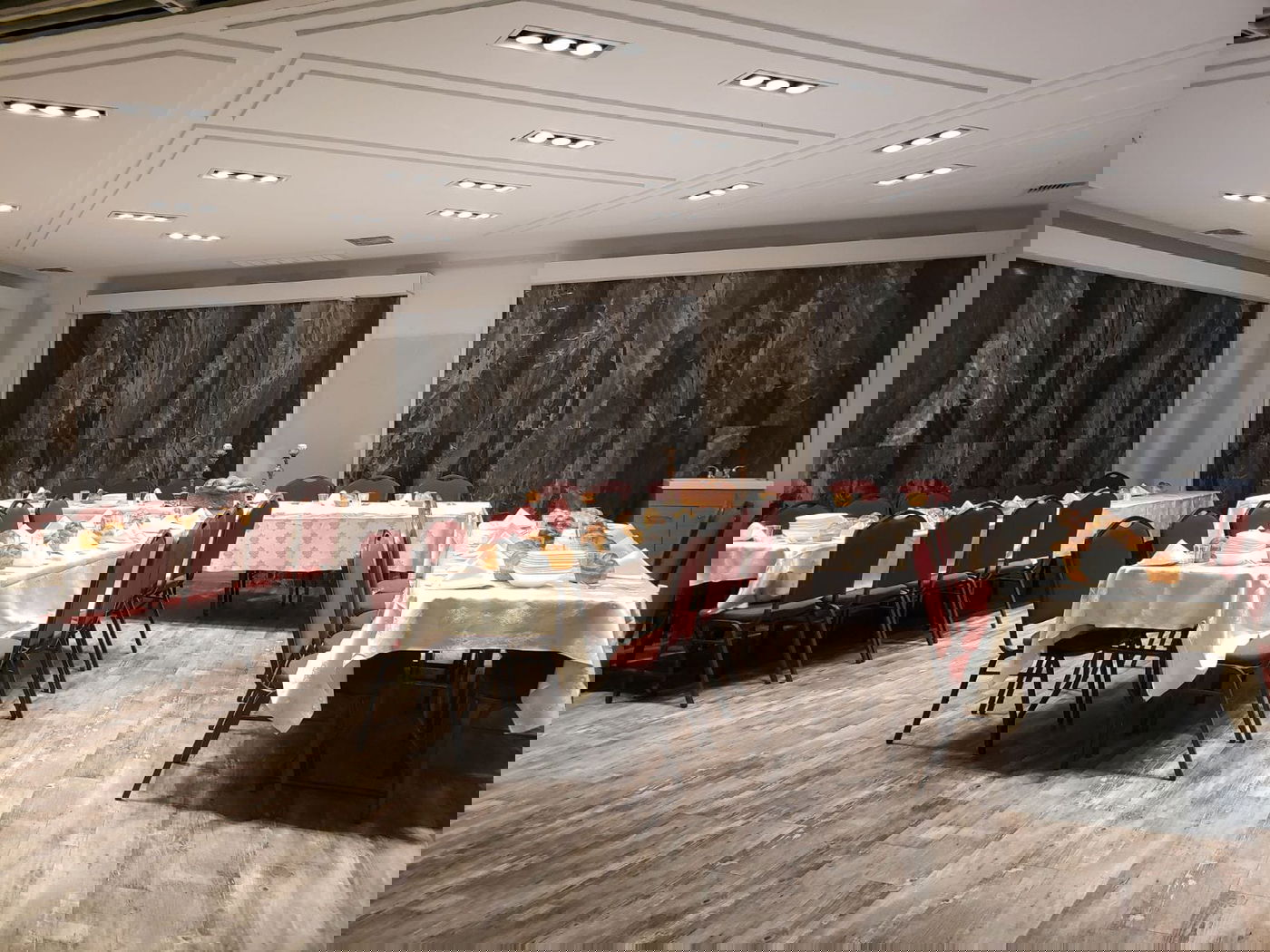 אולמי שמחות מפוארים; רק למקיימי ה'תקנות'