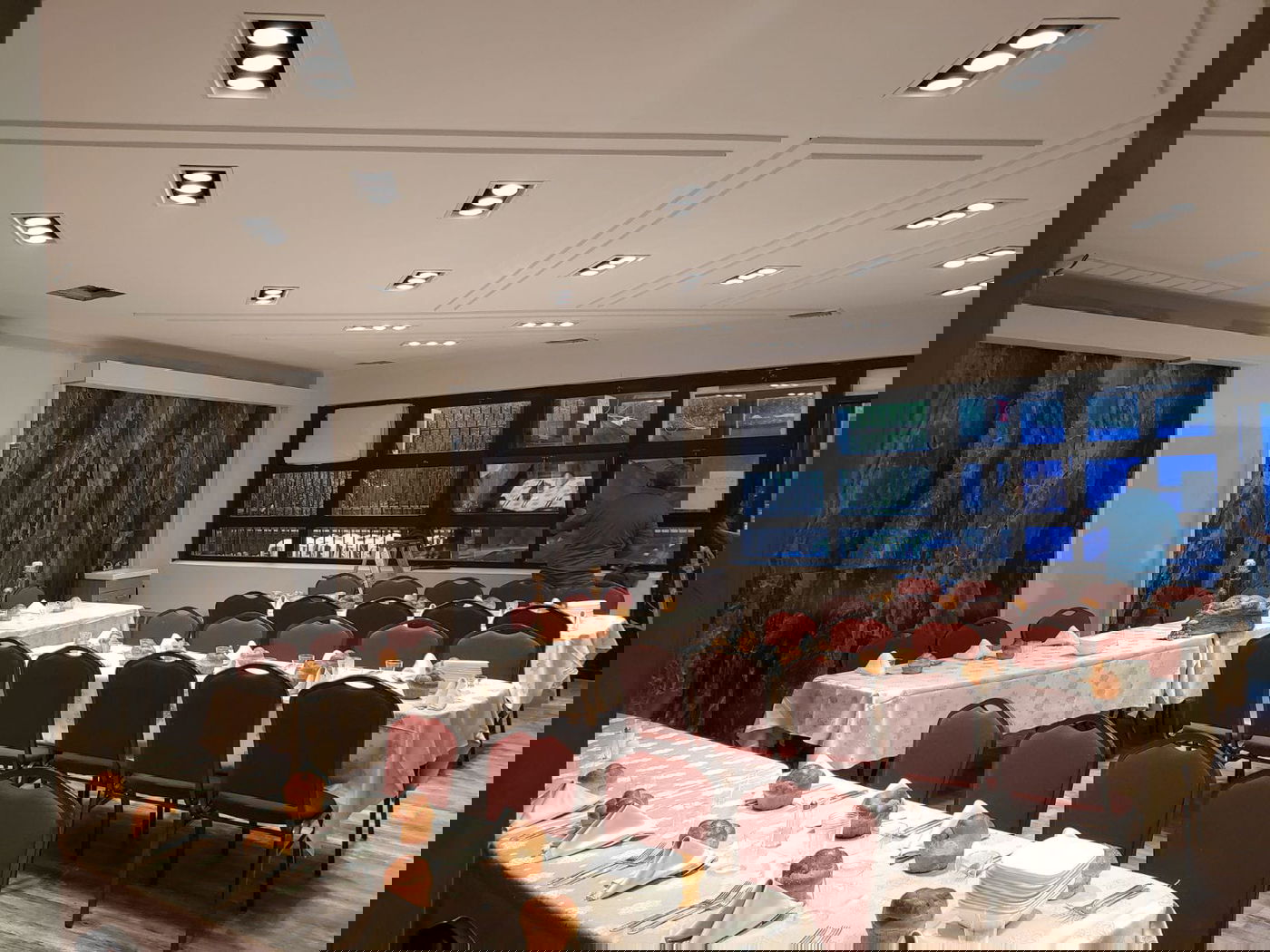 אולמי שמחות מפוארים; רק למקיימי ה'תקנות'