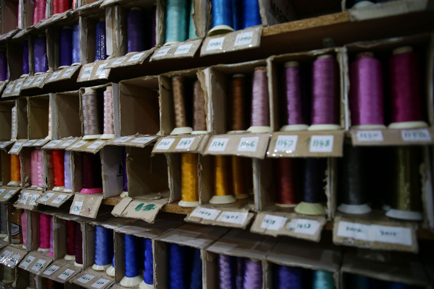 מדהים: כך מכינים פרוכת לארון קודש לספרי התורה • צפו