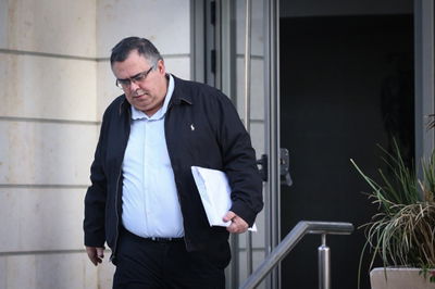 ביטן בדרכו לאחת החקירות הקודמות