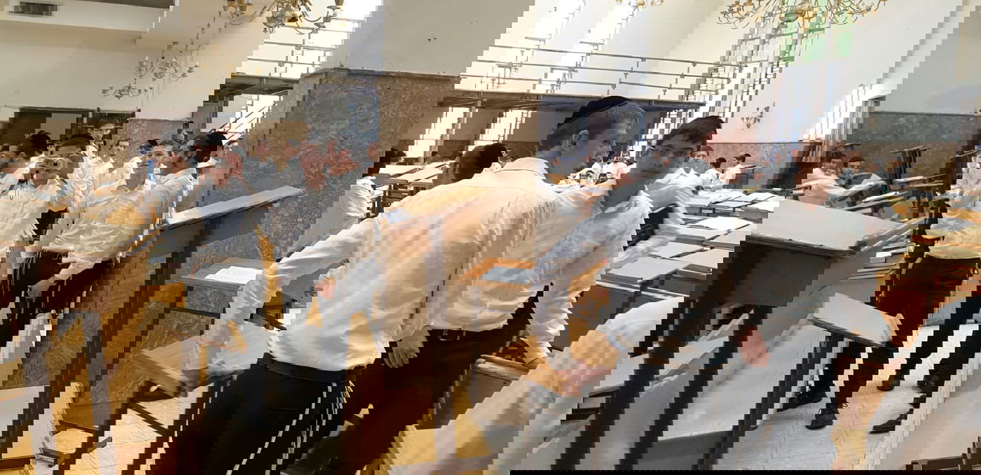 כוחות המשטרה פרצו לפוניבז' ועצרו את קרבות הסטנדרים