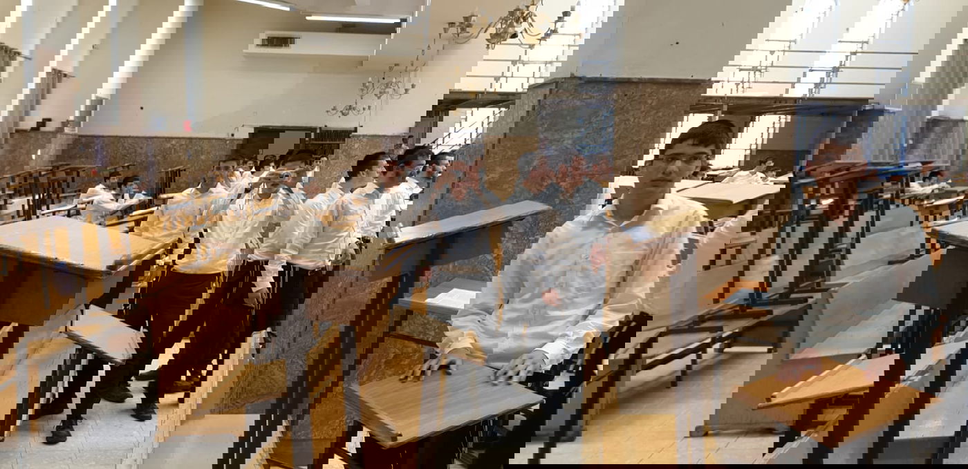 כוחות המשטרה פרצו לפוניבז' ועצרו את קרבות הסטנדרים