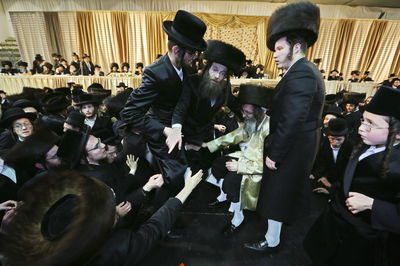 חברו של החתן התגלה כחולה; החוגגים חוששים