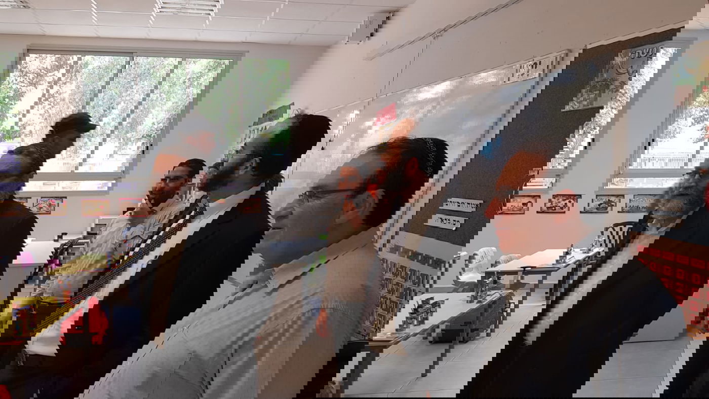 צפו: גפני פתח שנה בכיתה א' והביע תמיכה בדב צור