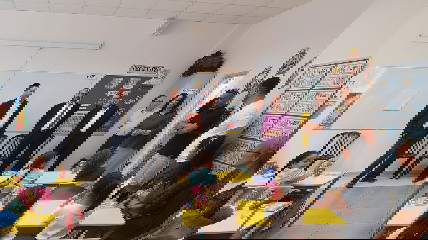 צפו: גפני פתח שנה בכיתה א' והביע תמיכה בדב צור