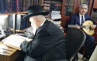 חבושה מפייט לכבודו וראש הישיבה שקוע בתלמודו